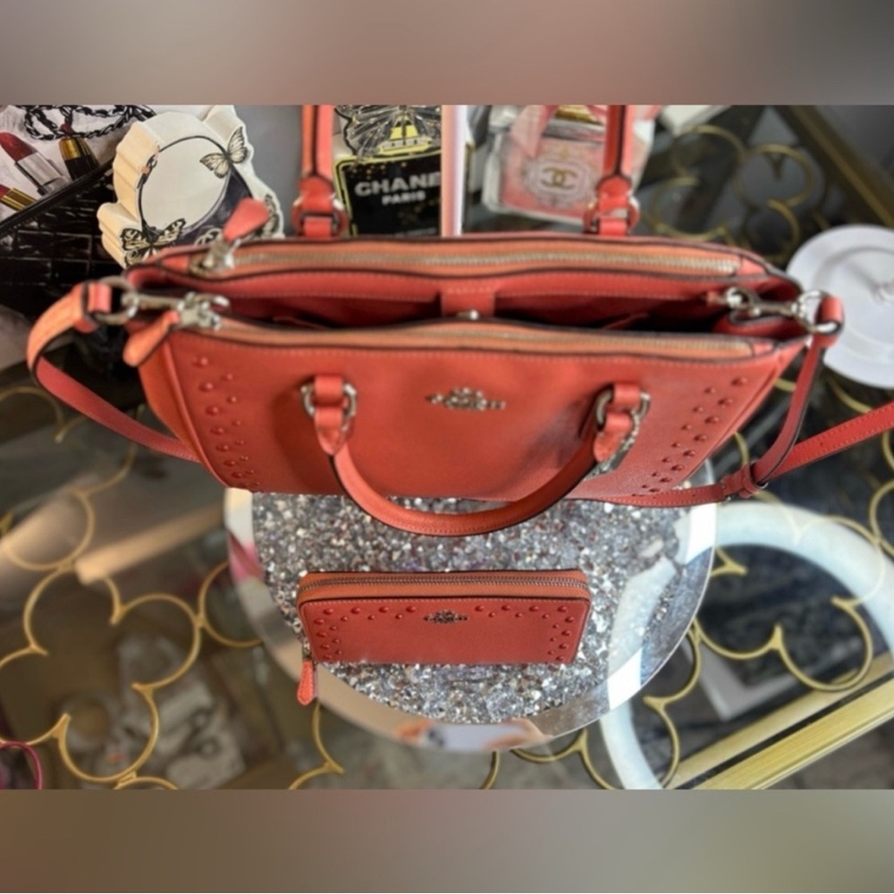 🌟COACH 🌟Storypatch Coral Studded
Leather Surrey Bag & Wallet Set F55600/EUC - Picture 9 of 16